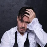 José Madero con camisa blanca