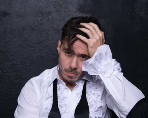 José Madero con camisa blanca