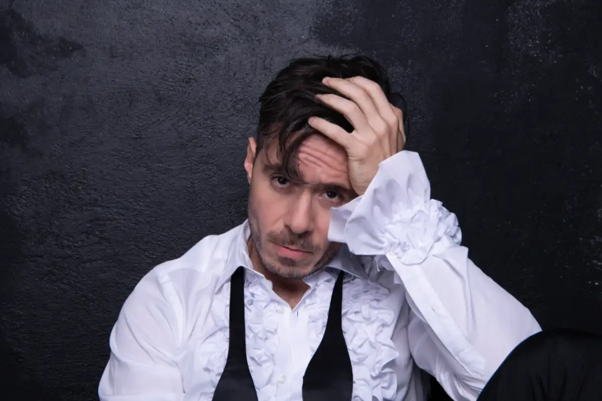 José Madero con camisa blanca