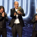 Dave Grohl, Krist Novoselic y Pat Smear de Nirvana en los MTV VMAs