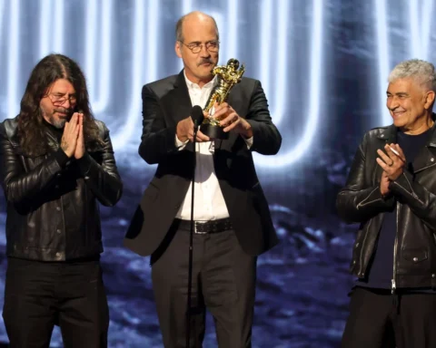 Dave Grohl, Krist Novoselic y Pat Smear de Nirvana en los MTV VMAs