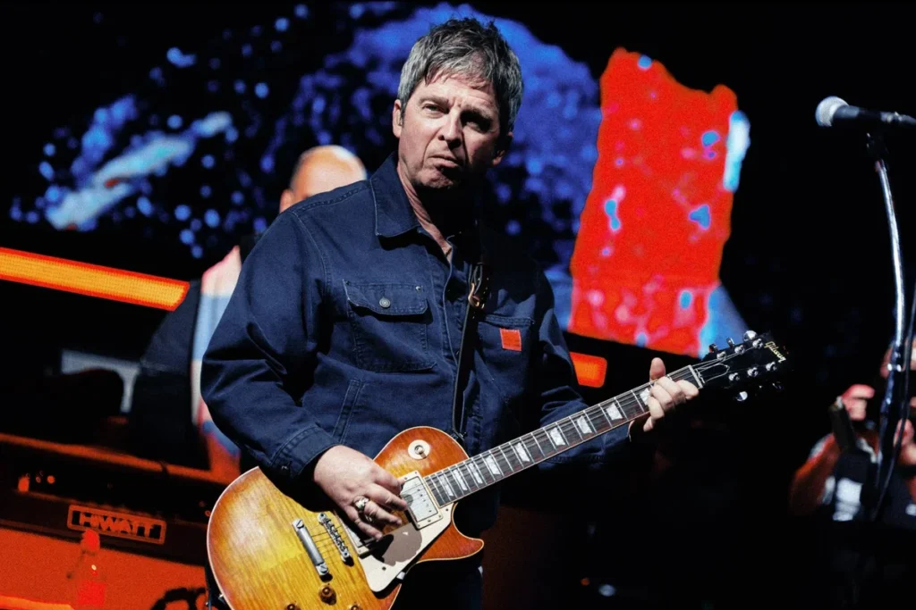 Noel Gallagher durante la gira Oasis Live 25