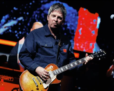 Noel Gallagher durante la gira Oasis Live 25