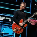 Noel Gallagher de Oasis con su guitarra
