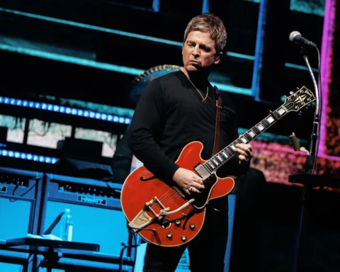 Noel Gallagher de Oasis con su guitarra