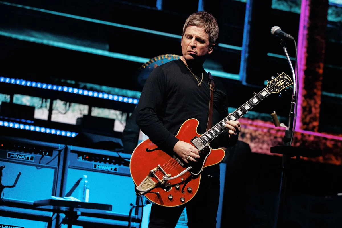 Noel Gallagher de Oasis con su guitarra