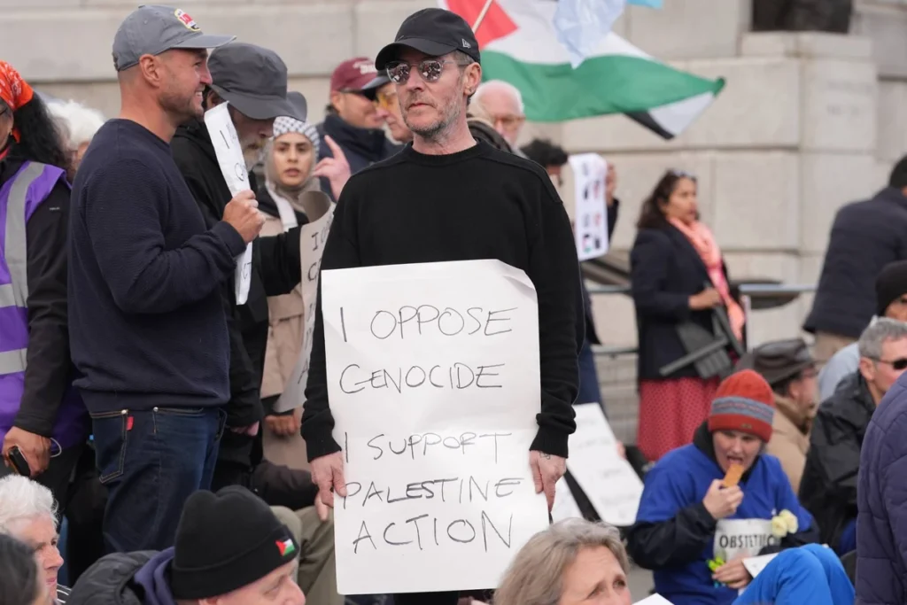 Robert Del Naja en manifestacion contra la prohibicion de Palestine Action, Trafalgar Square, Londres, 11 de abril de 2026