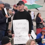 Robert Del Naja en manifestacion contra la prohibicion de Palestine Action, Trafalgar Square, Londres, 11 de abril de 2026