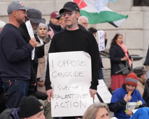 Robert Del Naja en manifestacion contra la prohibicion de Palestine Action, Trafalgar Square, Londres, 11 de abril de 2026