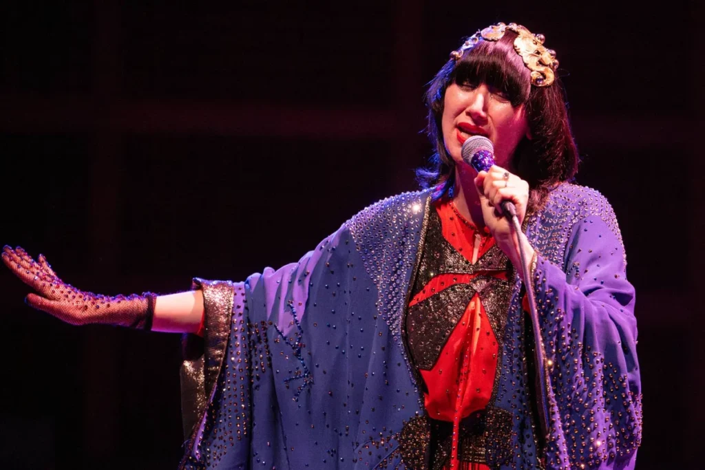 Karen O de Yeah Yeah Yeahs en el Louise M. Davies Symphony Hall