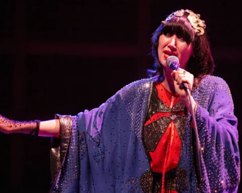 Karen O de Yeah Yeah Yeahs en el Louise M. Davies Symphony Hall
