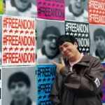 ANDONI junto a carteles con el lema #FREEANDONI