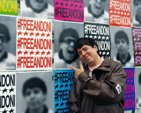 ANDONI junto a carteles con el lema #FREEANDONI