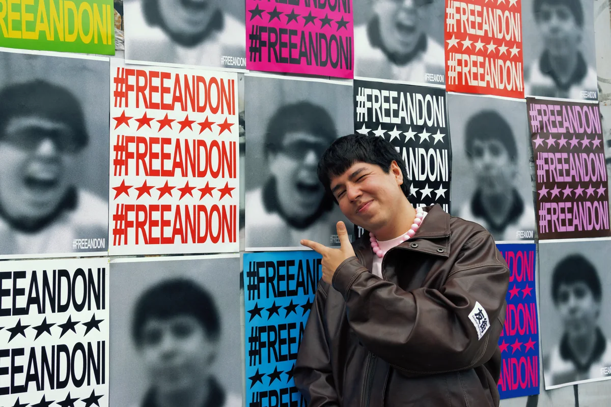 ANDONI junto a carteles con el lema #FREEANDONI