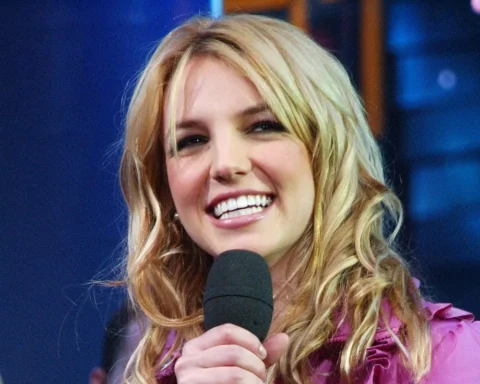 Britney Spears durante la “Spankin New Music Week” en TRL de MTV, el 6 de noviembre de 2001