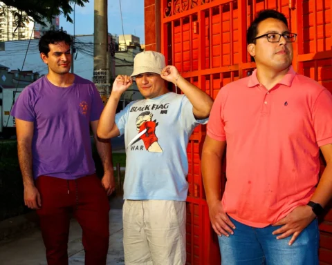 Los integrantes de Buena Sobrino posan junto a cajas rojas