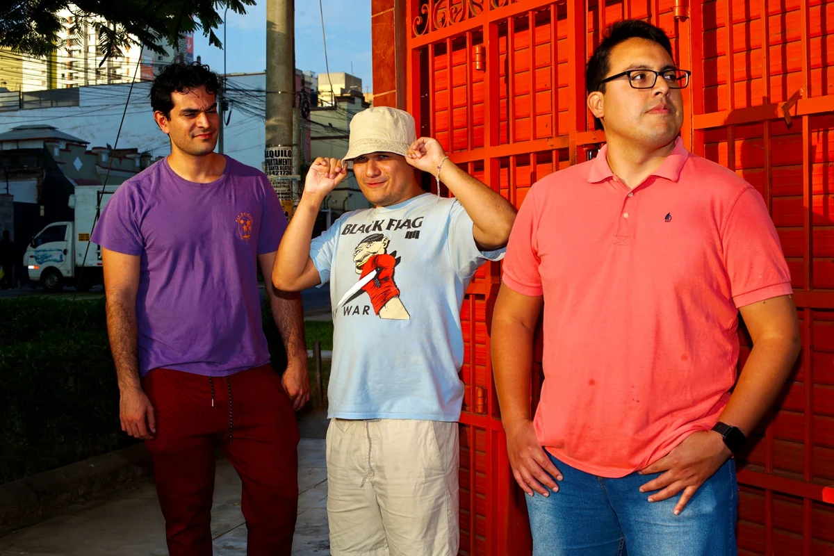 Los integrantes de Buena Sobrino posan junto a cajas rojas