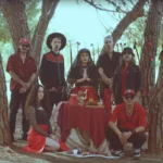 Cholo Chicha posando en un bosque