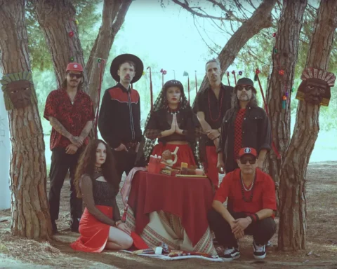 Cholo Chicha posando en un bosque