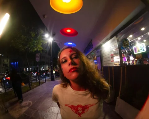 Cristina Palacios de noche en una calle iluminada con luces de neón