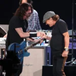 Dave Grohl de Foo Fighters y Brian Johnson de AC/DC en Global Citizen VAX LIVE: The Concert To Reunite The World en el SoFi Stadium de Inglewood, California, transmitido el 8 de mayo de 2021.