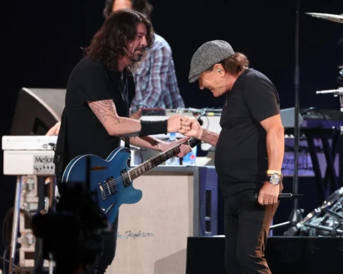 Dave Grohl de Foo Fighters y Brian Johnson de AC/DC en Global Citizen VAX LIVE: The Concert To Reunite The World en el SoFi Stadium de Inglewood, California, transmitido el 8 de mayo de 2021.