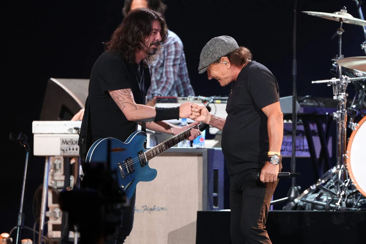 Dave Grohl de Foo Fighters y Brian Johnson de AC/DC en Global Citizen VAX LIVE: The Concert To Reunite The World en el SoFi Stadium de Inglewood, California, transmitido el 8 de mayo de 2021.