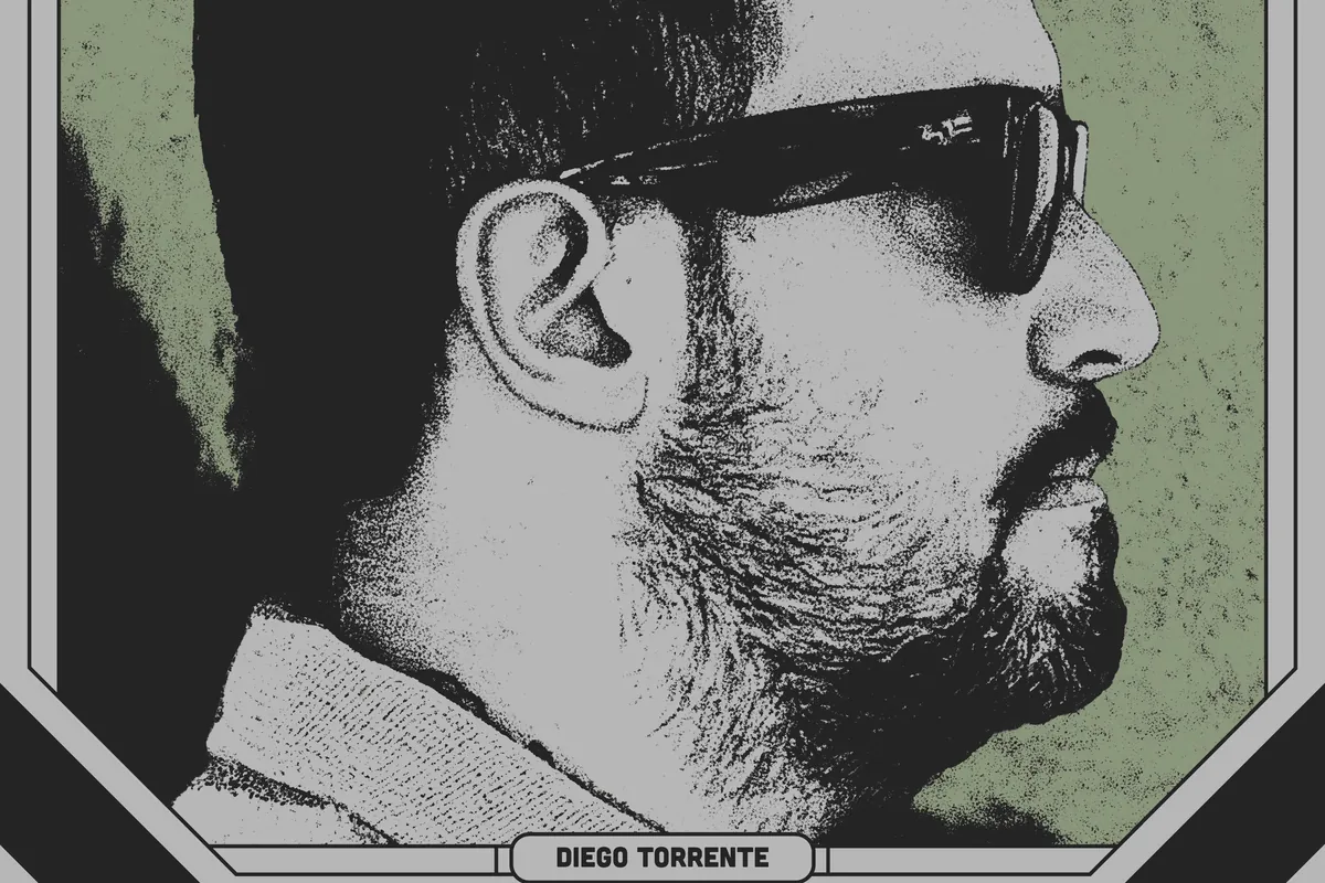 Portada del álbum ‘Sin razones evidentes’ de Diego Torrente, con su perfil con anteojos oscuros en blanco y negro sobre fondo verde