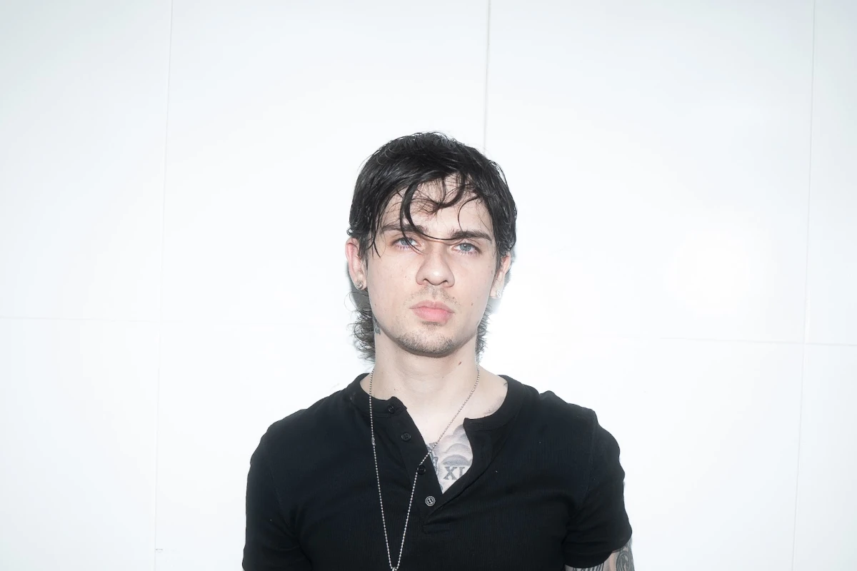 Easykid, cantante chileno, en una foto de prensa