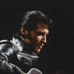 Elvis Presley durante su especial de regreso de 1968 en NBC