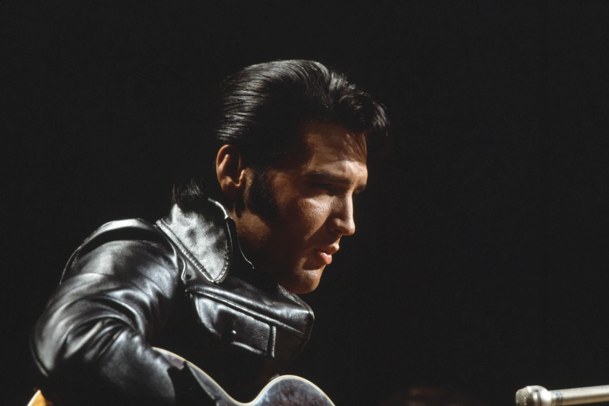 Elvis Presley durante su especial de regreso de 1968 en NBC