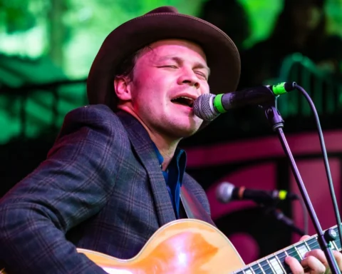 Geordie Greep durante un concierto