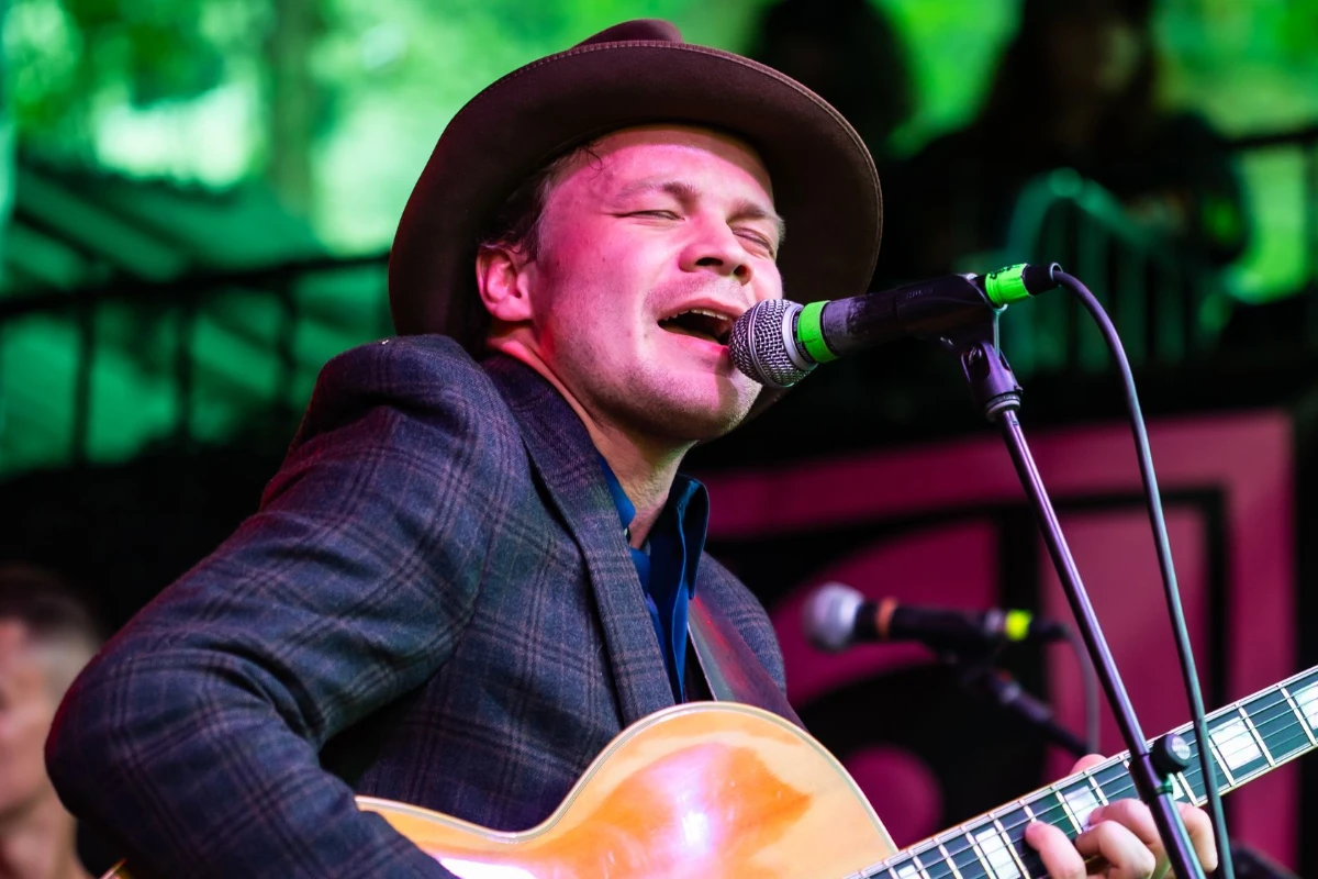 Geordie Greep durante un concierto