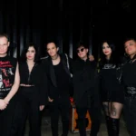 Hoffen, banda mexicana de dark wave, posando vestida de negro