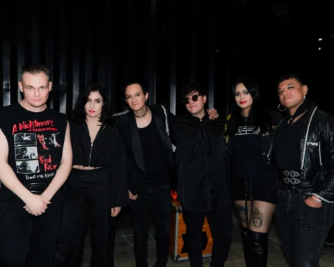 Hoffen, banda mexicana de dark wave, posando vestida de negro