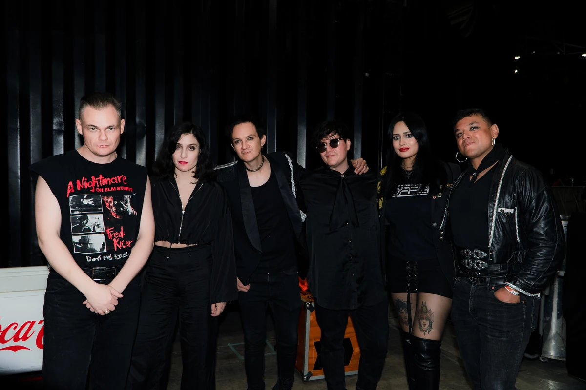 Hoffen, banda mexicana de dark wave, posando vestida de negro