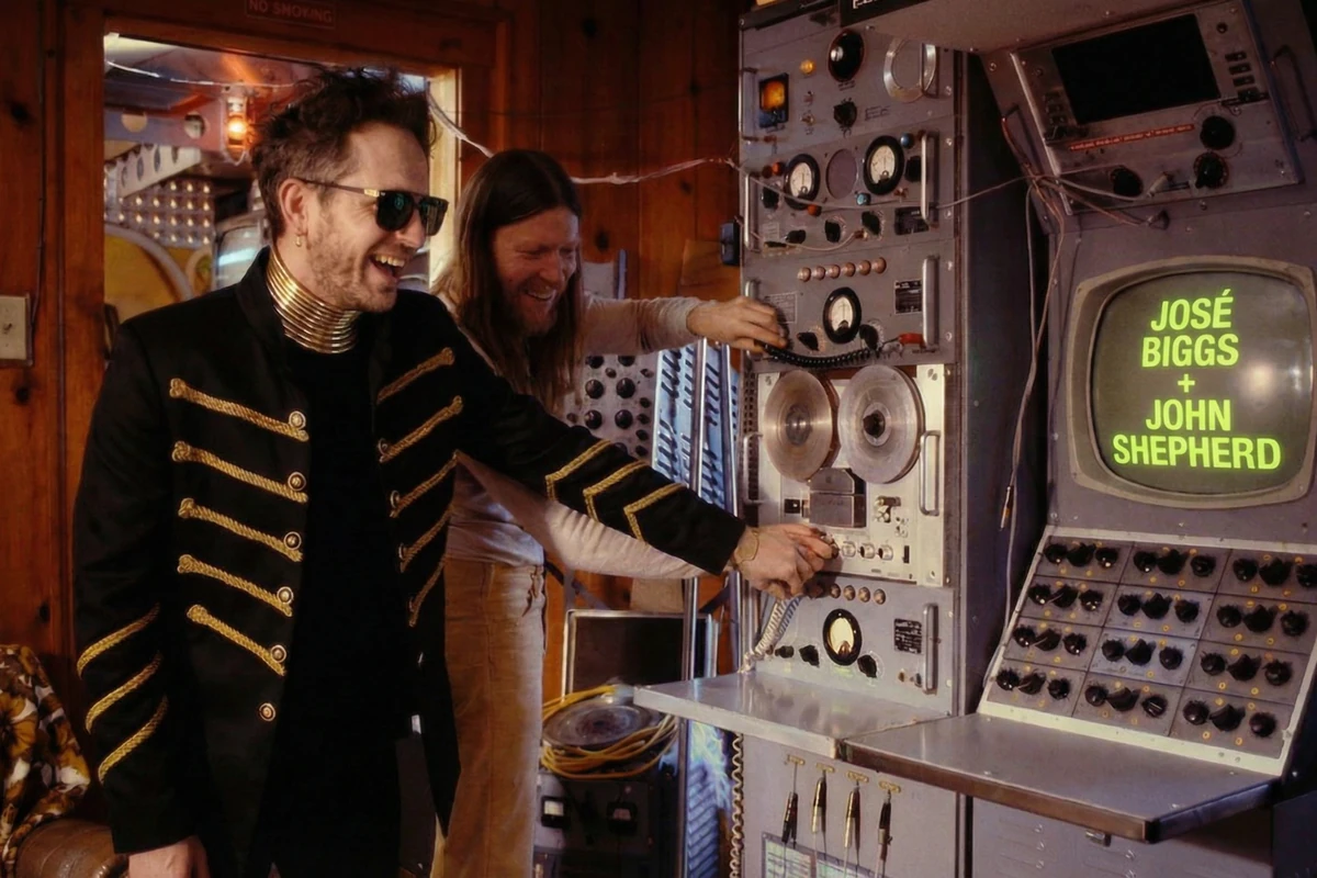 José Biggs y John Shepherd frente a una consola de transmisión, en una imagen del universo visual de “Algoritmos”