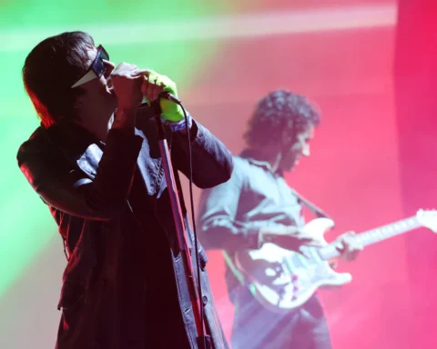 Julian Casablancas, vocalista de The Strokes, durante la presentación de la banda en el escenario Coachella el 18 de abril de 2026 en Indio, California