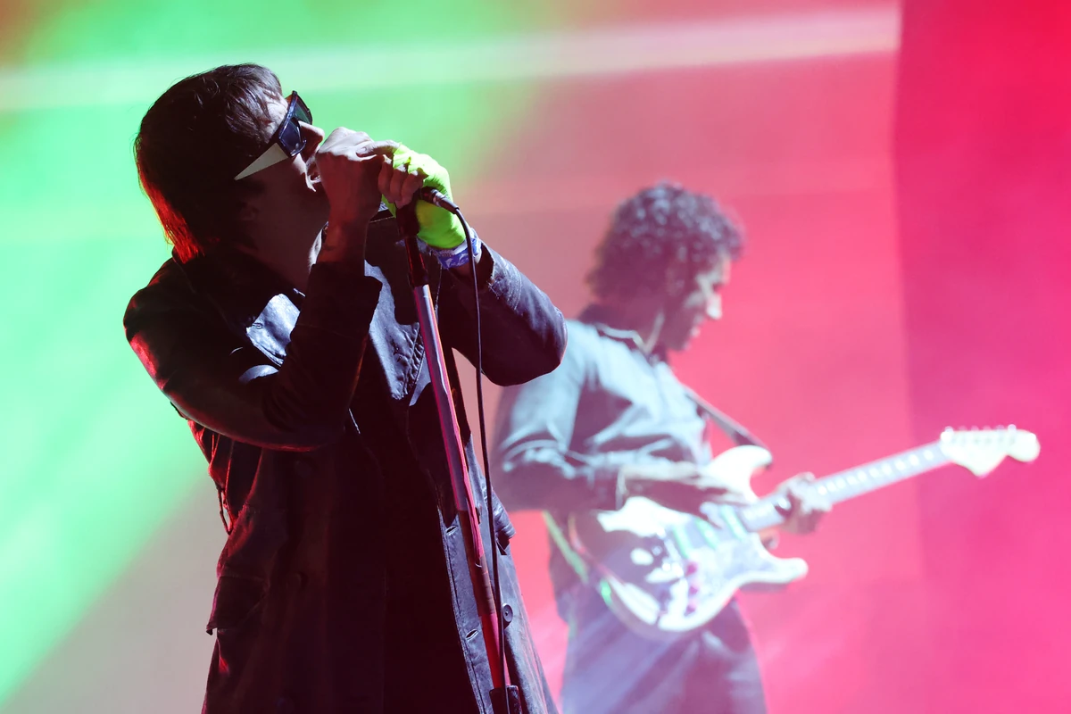 Julian Casablancas, vocalista de The Strokes, durante la presentación de la banda en el escenario Coachella el 18 de abril de 2026 en Indio, California