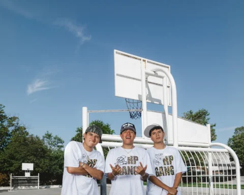 Kevis & Maykyy, integrantes del grupo mexicano, posan junto a una cancha de básquet en una foto de prensa