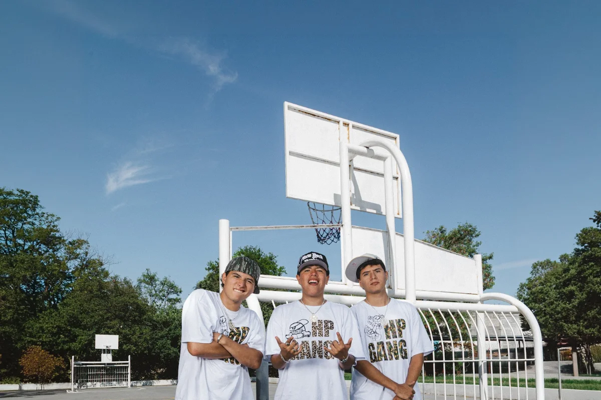 Kevis & Maykyy, integrantes del grupo mexicano, posan junto a una cancha de básquet en una foto de prensa