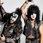 Los integrantes de KISS posan con su maquillaje y vestuario característicos