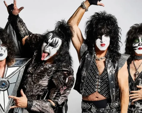 Los integrantes de KISS posan con su maquillaje y vestuario característicos