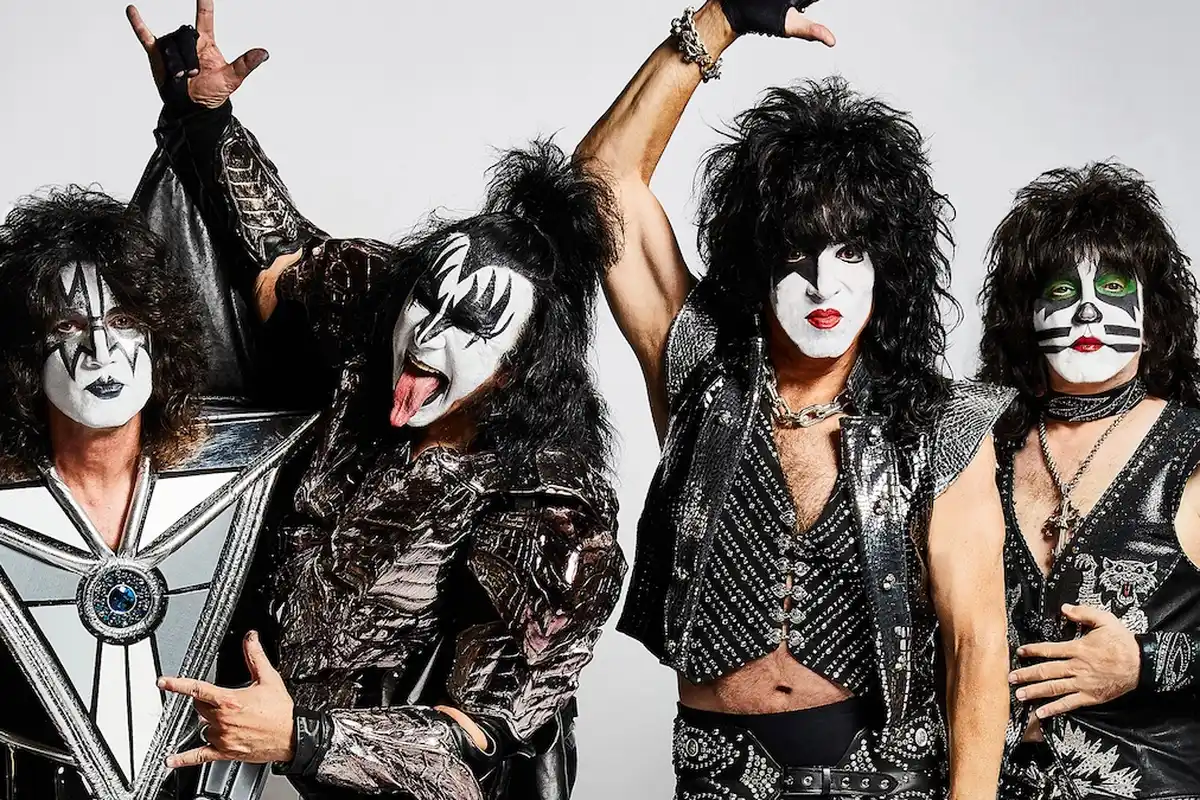 Los integrantes de KISS posan con su maquillaje y vestuario característicos