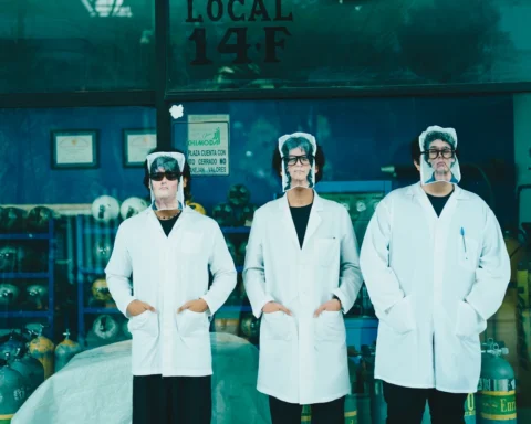 LEFNES, banda de Guadalajara, con batas de laboratorio