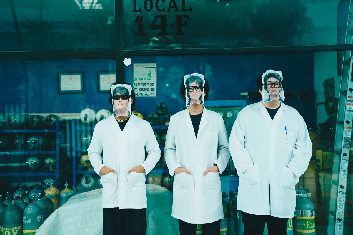 LEFNES, banda de Guadalajara, con batas de laboratorio