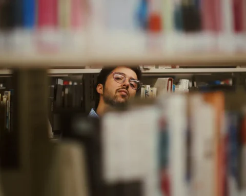 Lotzo entre estantes de una librería