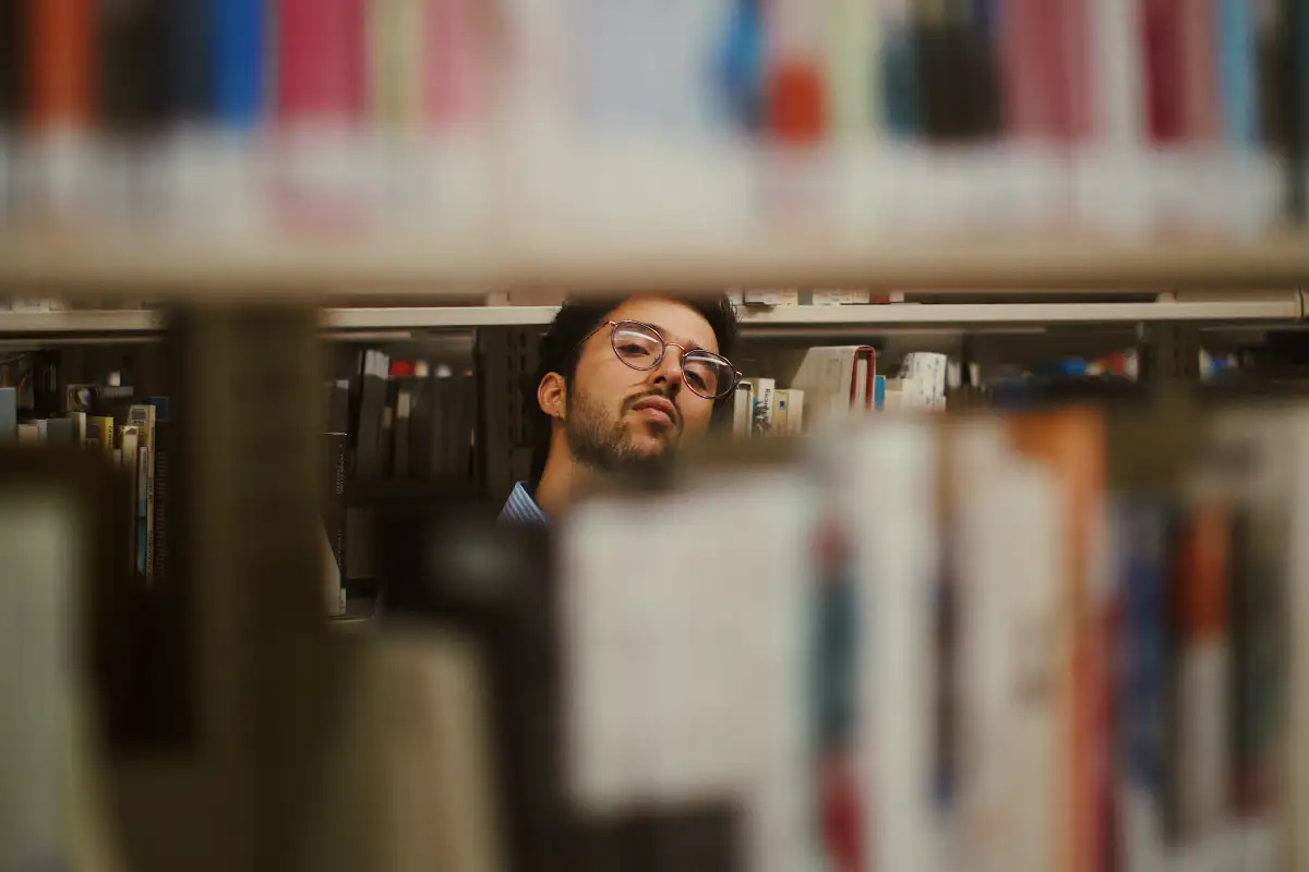 Lotzo entre estantes de una librería