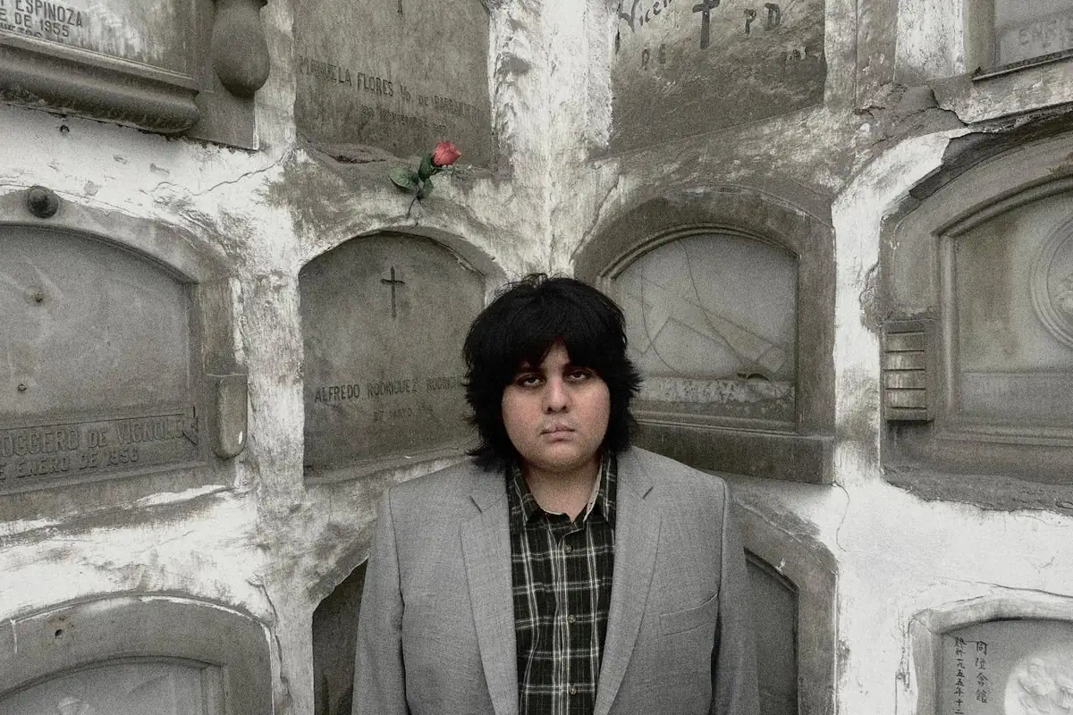 Mati Mallqui frente a una pared de nichos