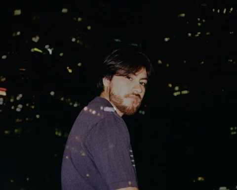 Mauricio Tapia, vocalista de Los Retros, en una fotografía de prensa